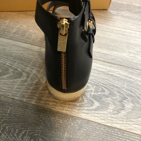 Micheal kors sandals - Picture 4 of 5